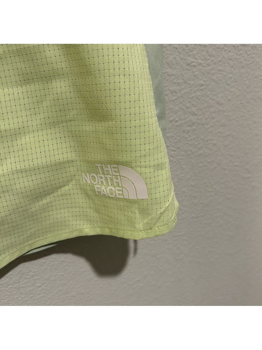 The North Face Summer LT 2.5" Shorts Women’s Medium Astro Lime Mist NWT - Picture 2 of 5
